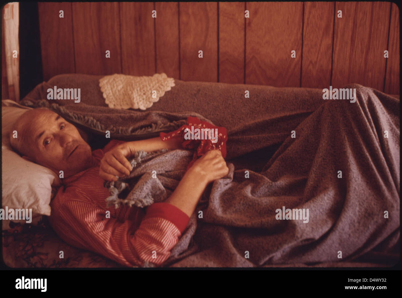 Ken Hatfield, ein Veteran des Zweiten Weltkriegs aus Newton, West Virginia, begann mit 18 Jahren in den Minen zu arbeiten und verbrachte über 30 Jahre im Untertagebau. Dieses Foto, das im April 1974 aufgenommen wurde, ist Teil des DOCUMERICA-Projekts, das das Leben der Bergleute dokumentiert. Stockfoto