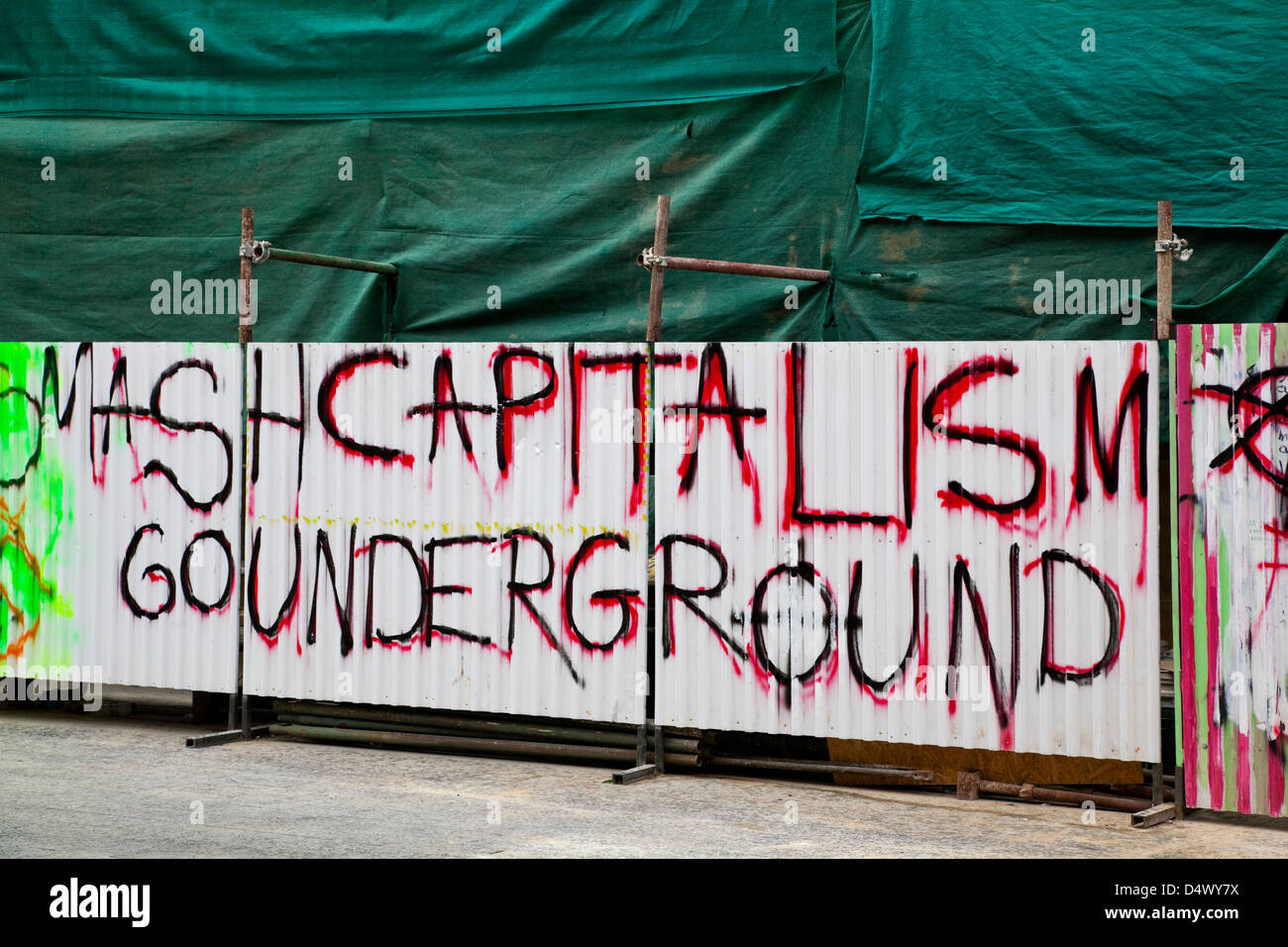 Antikapitalistischen Parolen und Graffiti auf Werbetafeln, Nicosia, Zypern Stockfoto