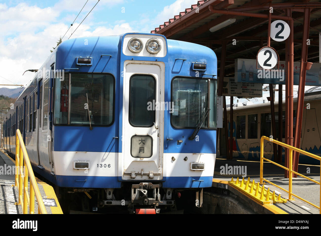 Trainieren Sie im Shimoyoshida Bahnhof auf der Fujikyuko Linie in Fujiyoshida, Yamanashi, Japan Stockfoto