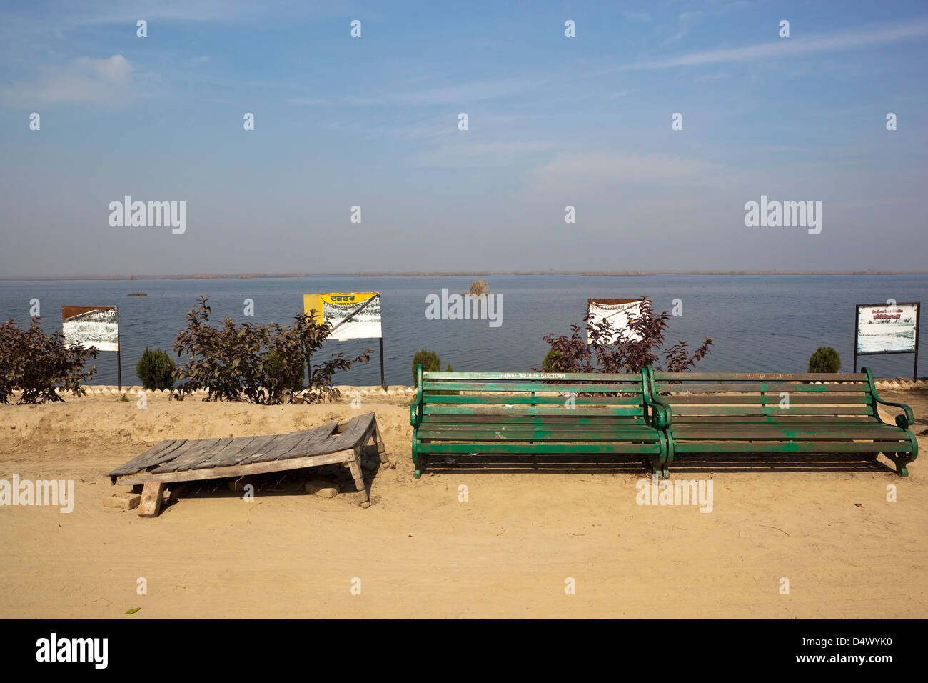 Zeichen und Sitze an die Feuchtgebiete am Harike Wildtiere behalten sich im Punjab mit grünen Bänken und Sträucher unter blauem Himmel Stockfoto