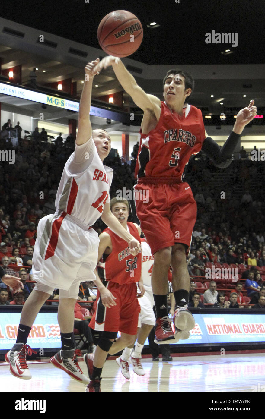 13. März 2013 - Albuquerque, NM, USA - Greg Sorber--Albuquerque Akademie Bryan Jaramillo, 5, Open den Schuss Bernalillos Aaron Montoya, 15, während der junge "4A State Basketball-Spiel in der Grube auf Mittwoch, 13. März 2013. Akademie gewann 77-71. (Kredit-Bild: © Greg Sorber/Albuquerque Journal/ZUMAPRESS.com) Stockfoto