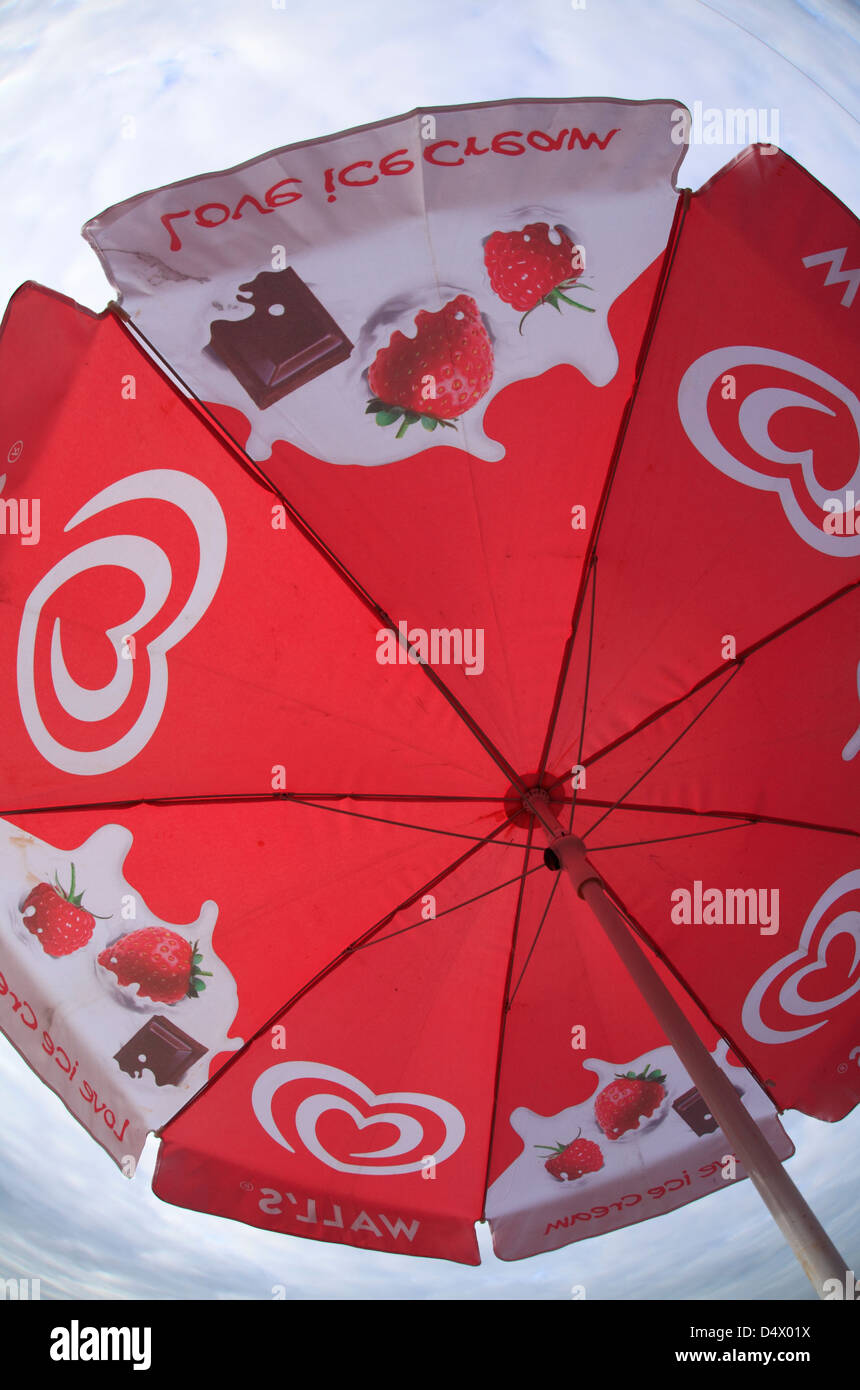 Nachschlagen in einer Wand Eis Regenschirm. Stockfoto