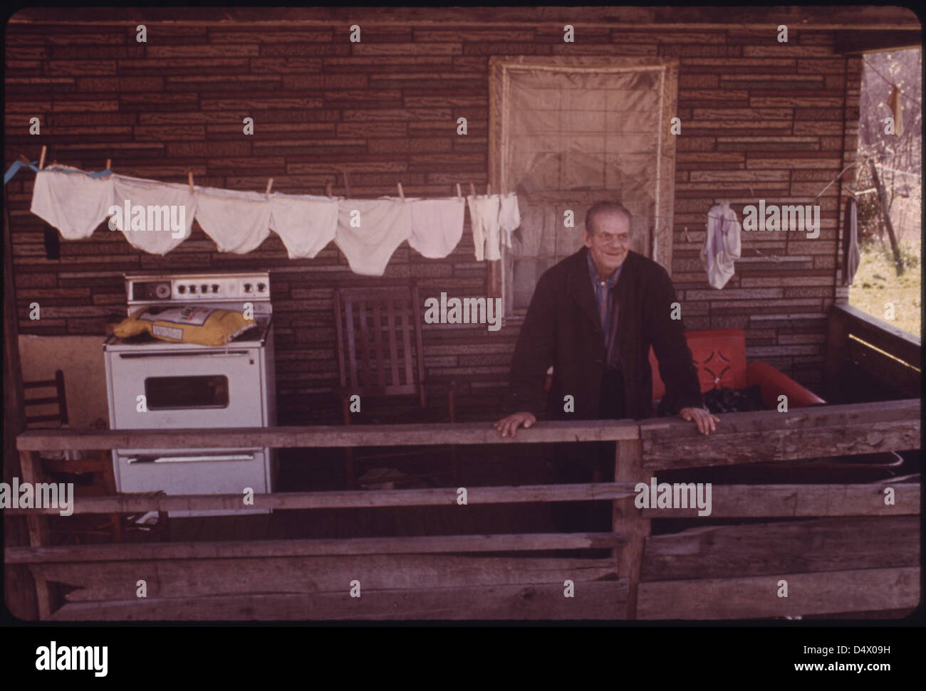Hiram Lilly, ein 84-jähriger Bergarbeiter im Ruhestand, steht im Mai 1974 auf der Veranda des Hauses seiner Tochter in Fireco, West Virginia. Einst eine blühende Bergbaustadt, hat Fireco seitdem die Erschöpfung seiner mineralischen Ressourcen erlebt. Stockfoto