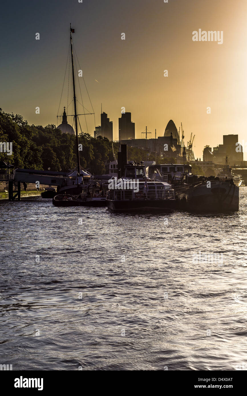 Tempel Pier Fluss Themse London England bei Sonnenaufgang mit Silhouette der City of London Stockfoto