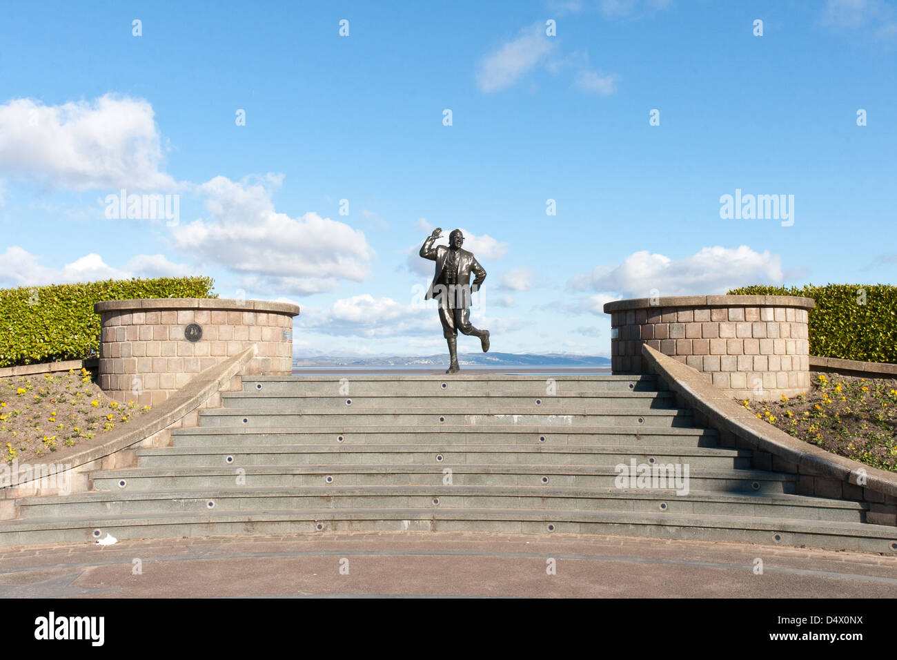 Eric Morecambe Statue in Morecambe, Lancashire, England an einem sonnigen Tag mit blauem Himmel Stockfoto