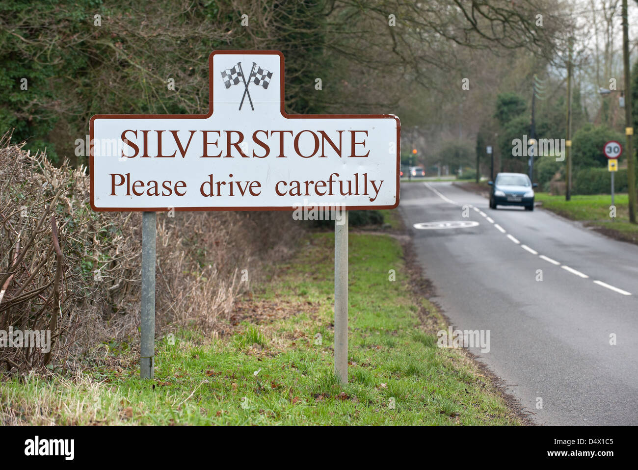 Ein Straßenschild begrüßen Treiber Northamptonshire Dorf von Silverstone Home of British Motor Racing und British Grand Prix Stockfoto