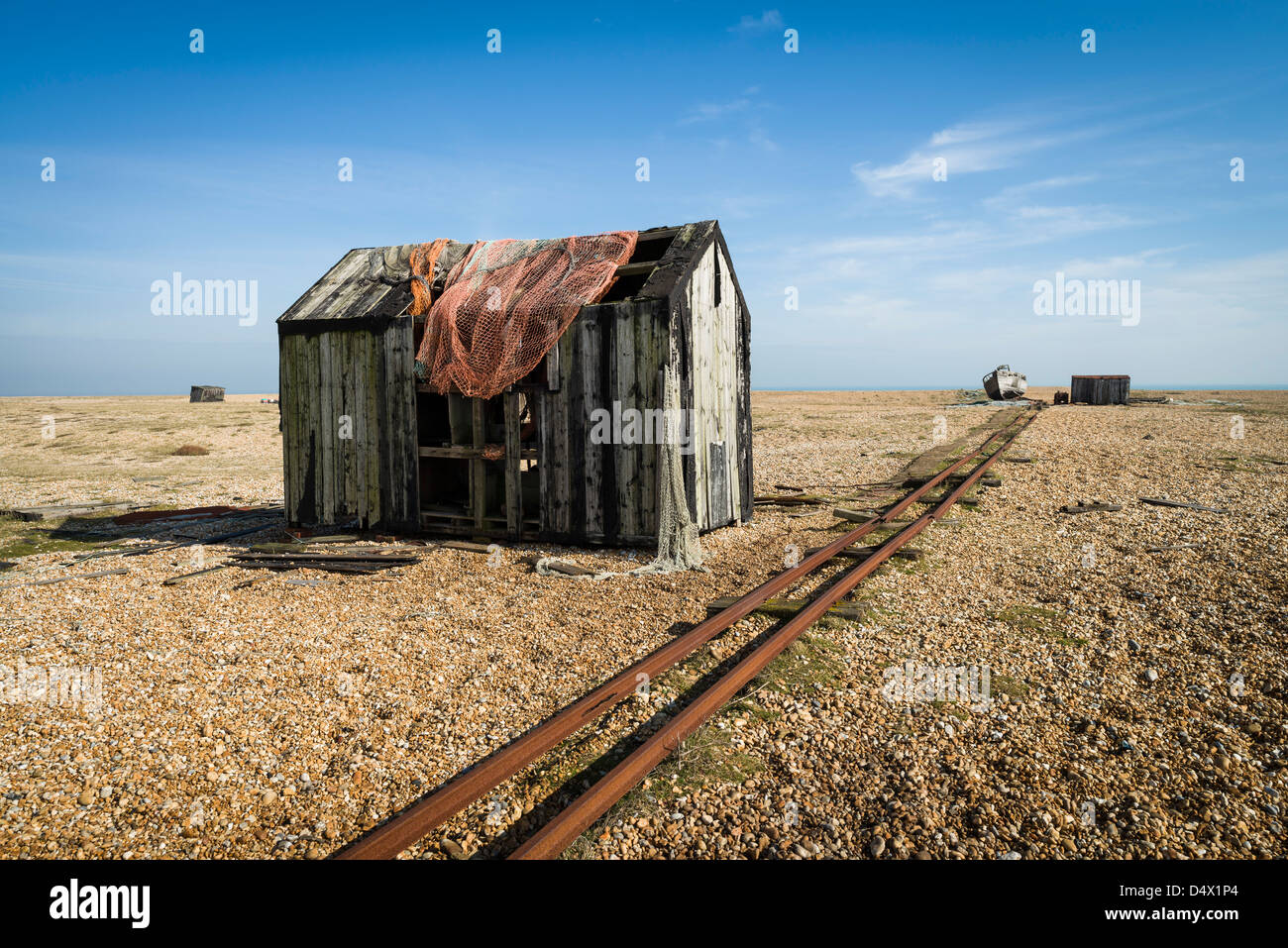 Alte hölzerne Fishermans Hütte mit rostigen Zug verfolgen, Dungeness, Kent, England, UK Stockfoto