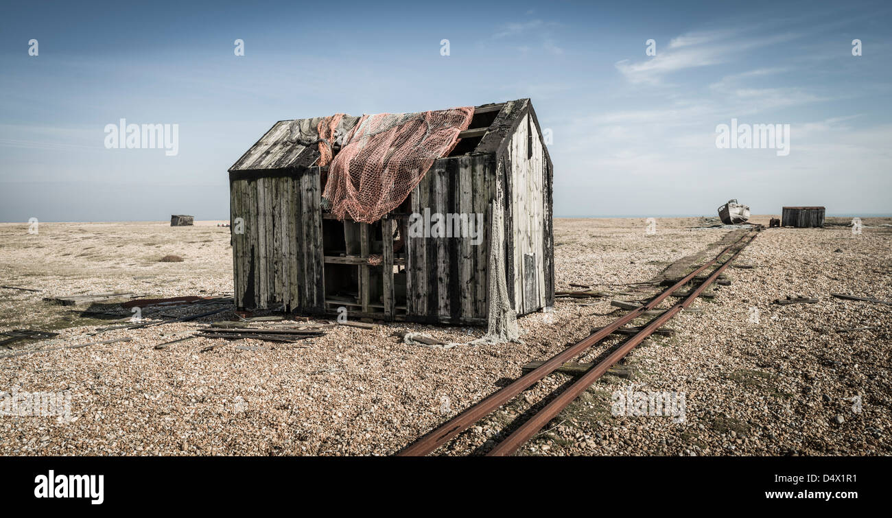 Alte hölzerne Fishermans Hütte mit rostigen Zug verfolgen, Dungeness, Kent, England, UK Stockfoto