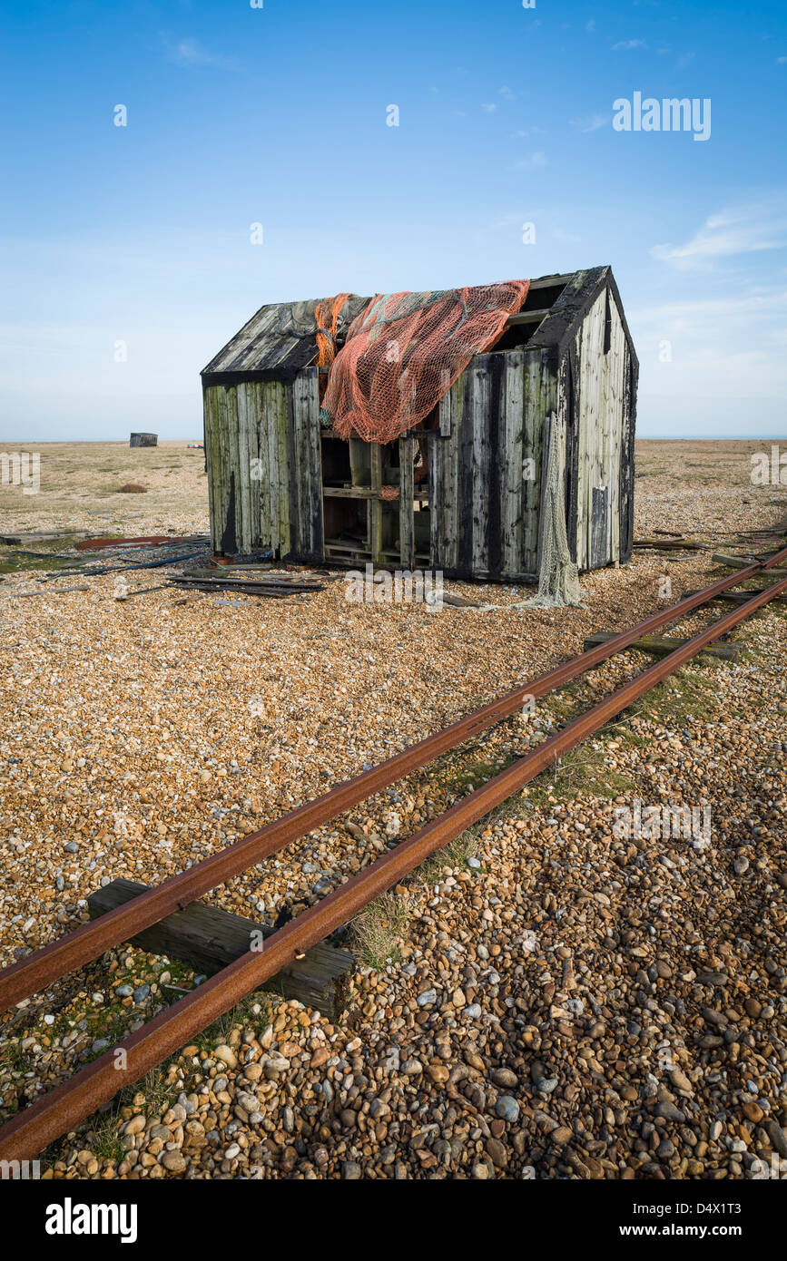 Alte hölzerne Fischerhütte mit rostigen Zug Spur, Dungeness, Kent, England, UK Stockfoto