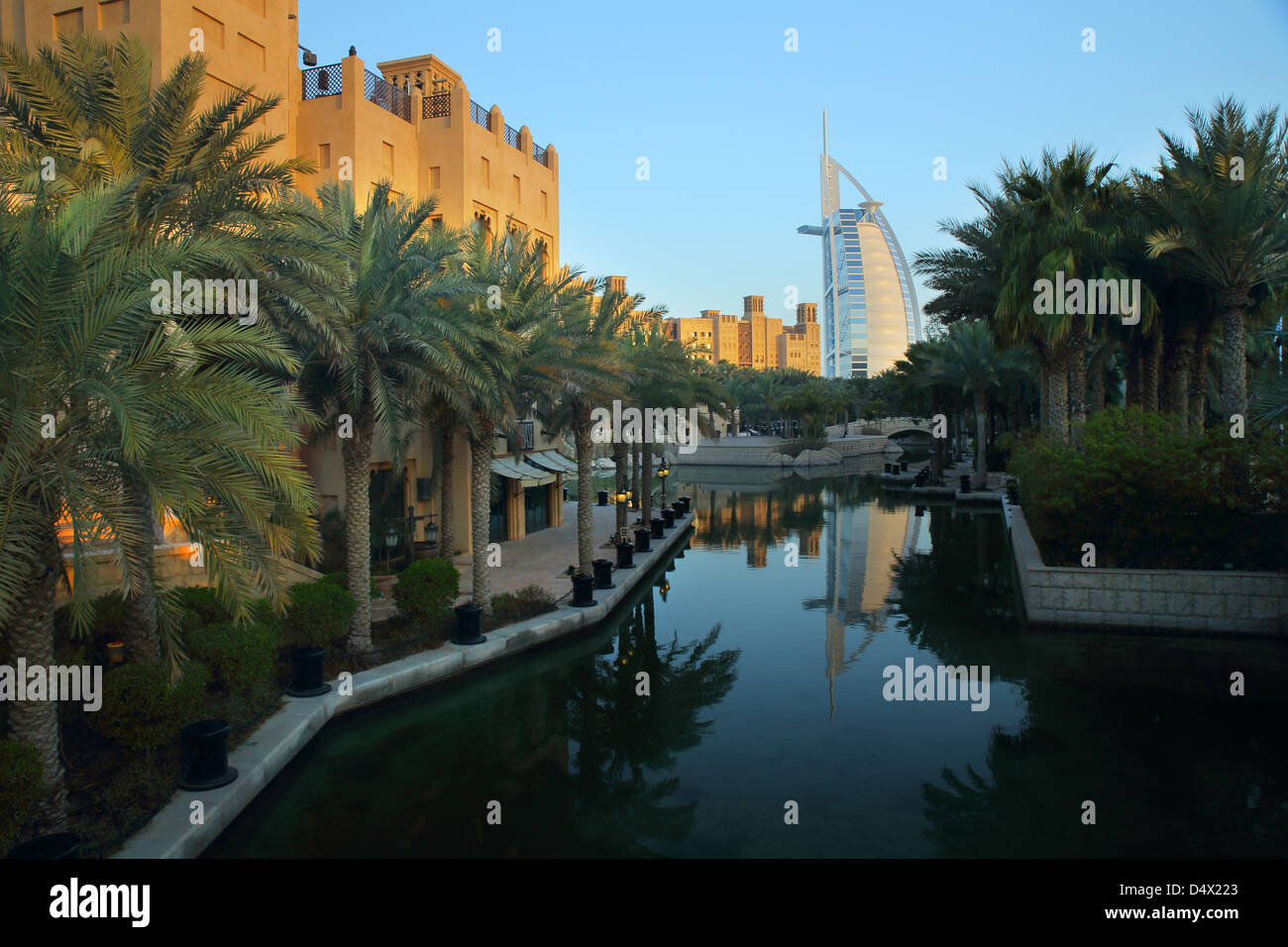 Madinat Jumeirah und Burj Al Arab Hotel, Dubai, Vereinigte Arabische Emirate Stockfoto