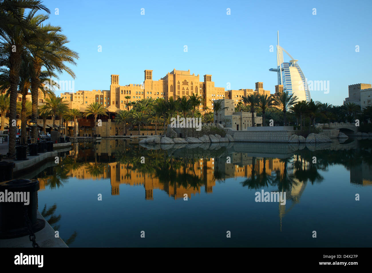 Madinat Jumeirah und Burj Al Arab Hotel, Dubai, Vereinigte Arabische Emirate Stockfoto