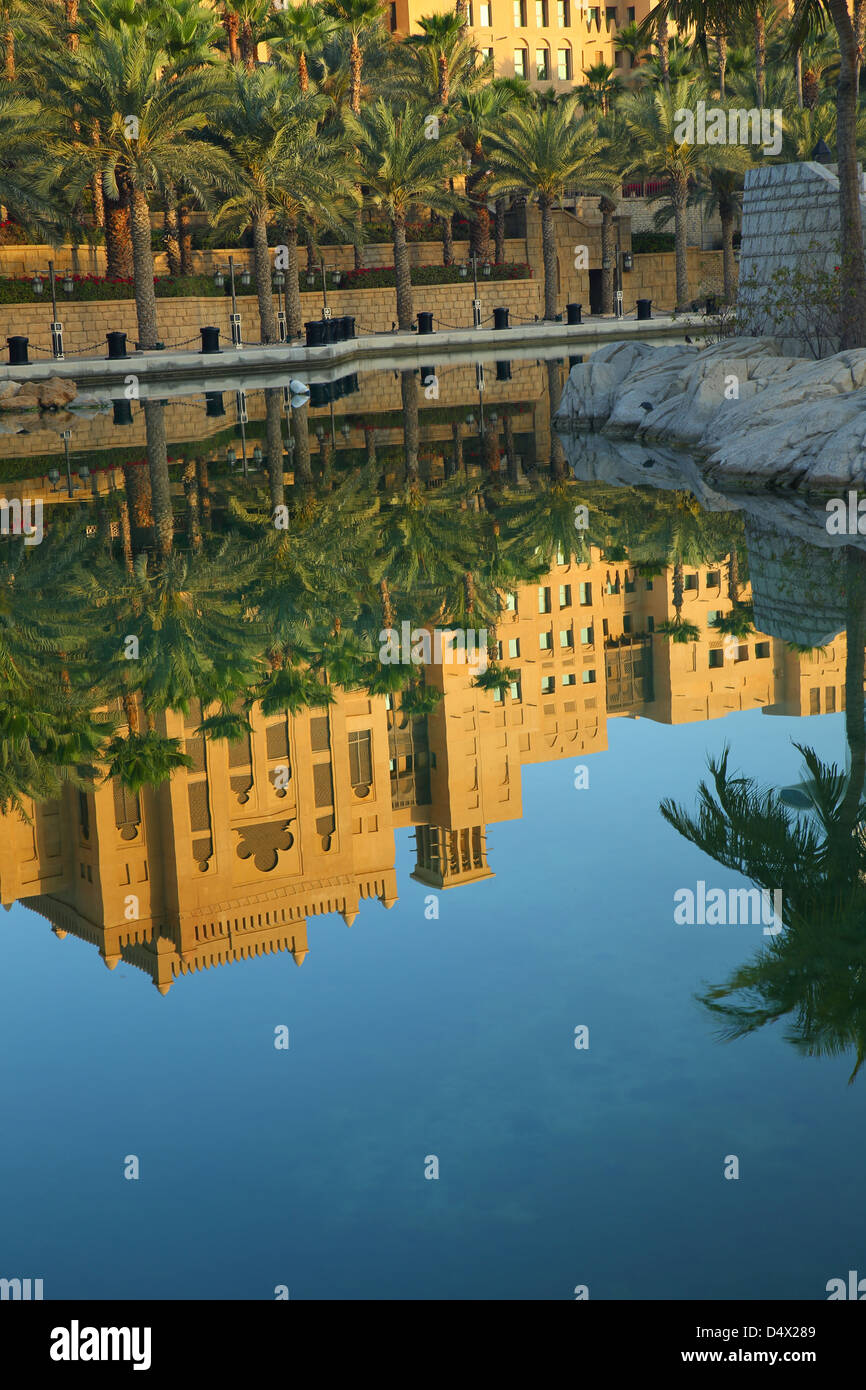 Reflexion im Madinat Jumeirah, Dubai, Vereinigte Arabische Emirate Stockfoto