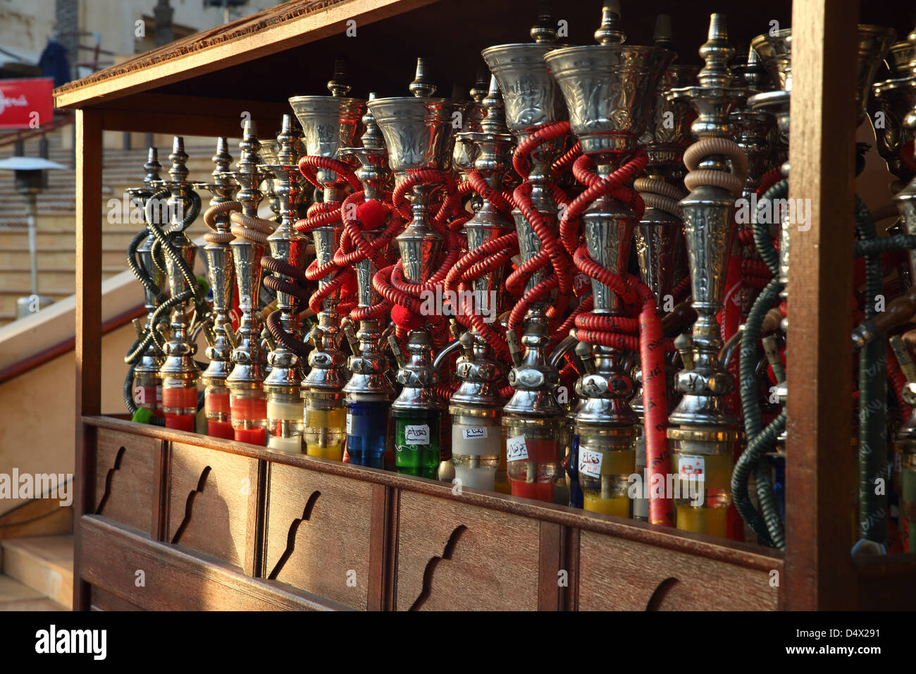 Wasserpfeifen am Marktstand auf dem Souk Madinat in Dubai, Vereinigte Arabische Emirate Stockfoto
