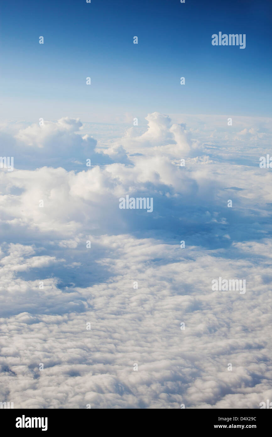 bewölkter Himmelsblick aus dem Flugzeug Stockfoto
