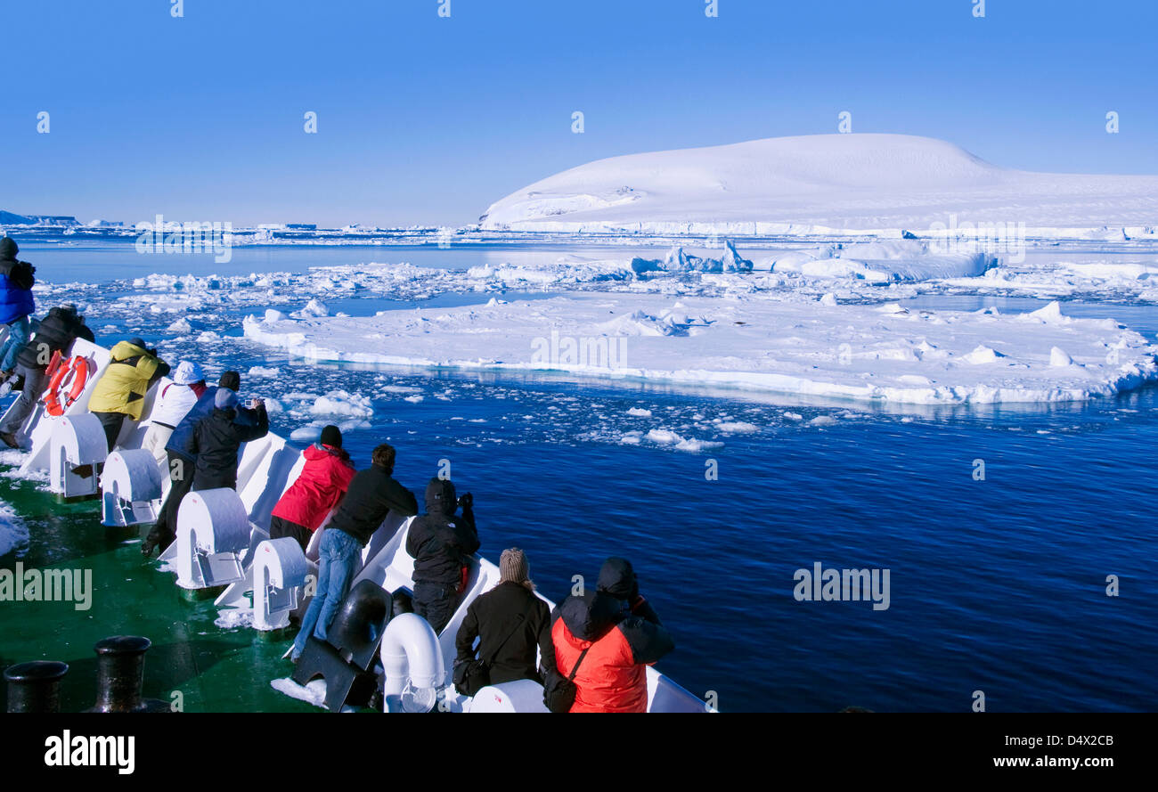 Touristen bewundern die Landschaft in der Nähe von Antarktis-Sound in der Antarktis Stockfoto