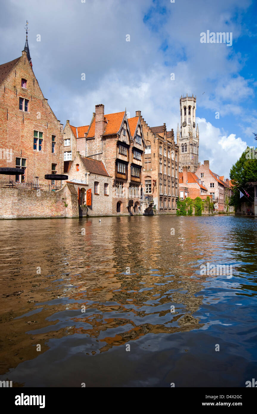 Der Blick in Richtung Belfort Glockenturm aus dem Rozenhoedkaai in Brügge, Belgien. Stockfoto