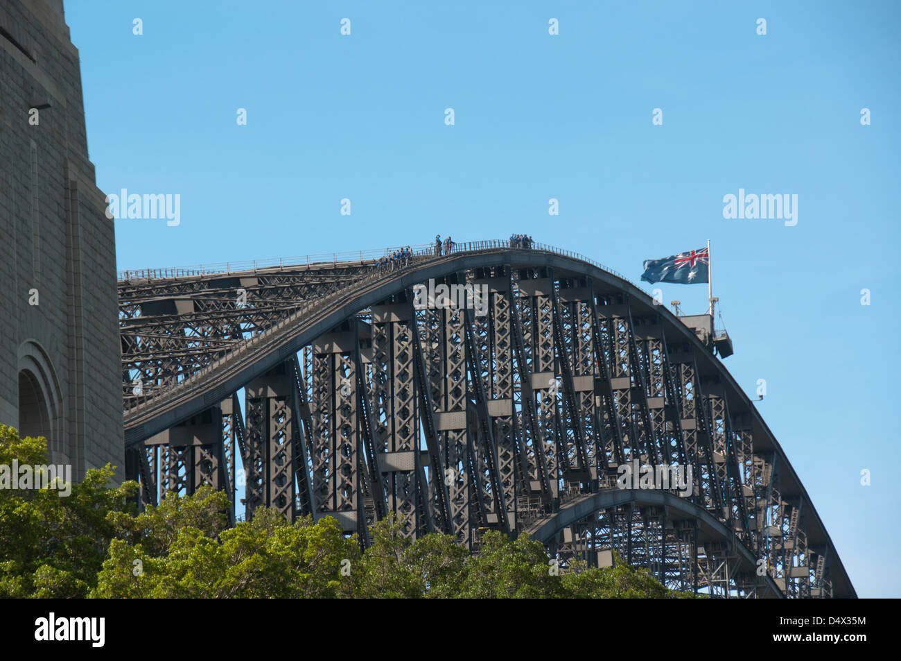 Sydney Harbour Bridge, Australien. Kletterer genießen der Vogelperspektive von der Spitze der ikonischen Struktur über den Hafen. Stockfoto