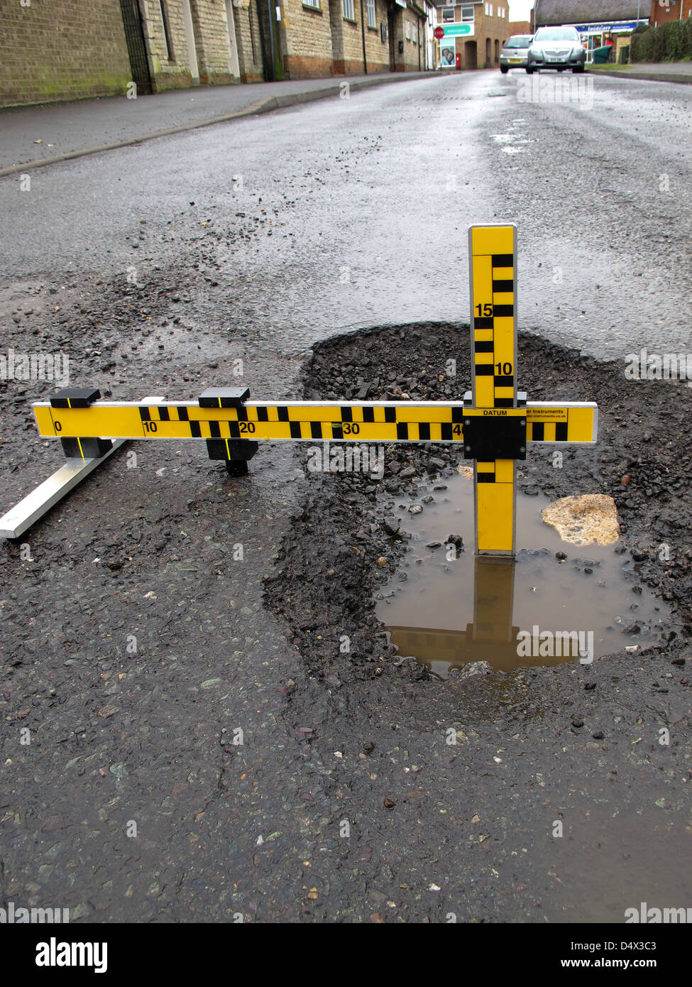 Schlaglöcher, mechanische Ausfälle, defektes Messinstrument, Untersuchung, Autofahrer, Fahrlässig, Schäden, Fahrzeuge, Personenschäden, Pflicht zur Instandhaltung der Autobahn. Stockfoto