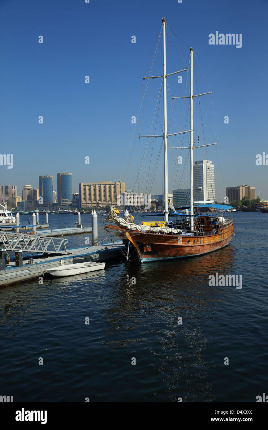 Schiff angedockt am Dubai Creek, Dubai, Vereinigte Arabische Emirate Stockfoto