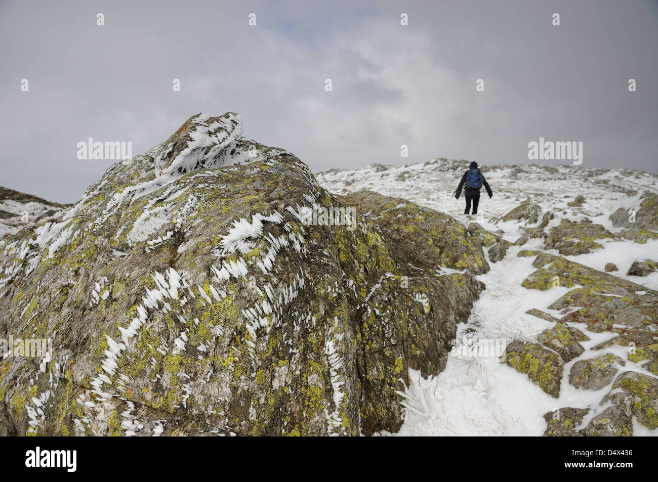 Rime Eis und einsamer Wanderer auf Wetherlam im englischen Lake District Stockfoto