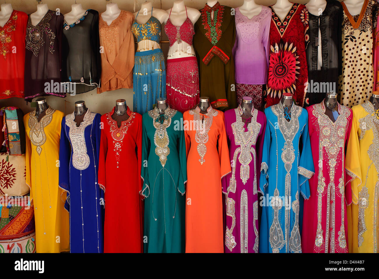 Bunte Kleider auf dem Display am Markt in Dubai, Vereinigte Arabische Emirate Stockfoto