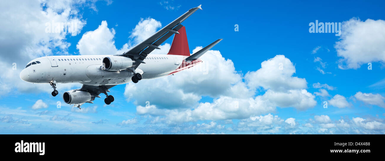 Jet-Flugzeug in einen blauen Himmel. Panorama-Komposition. Stockfoto