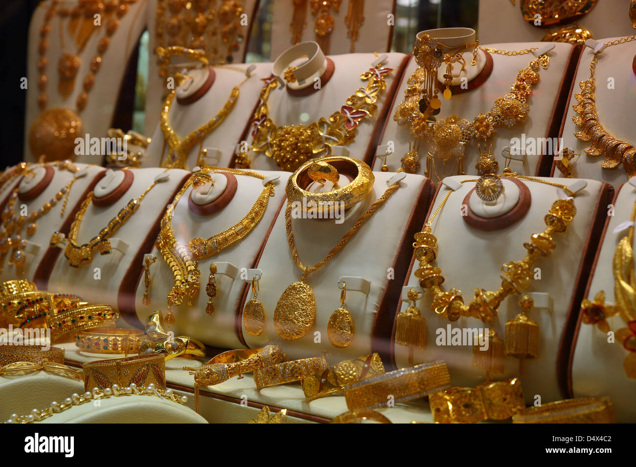 Goldschmuck auf dem Display an gold Souk in Dubai, Vereinigte Arabische Emirate Stockfoto