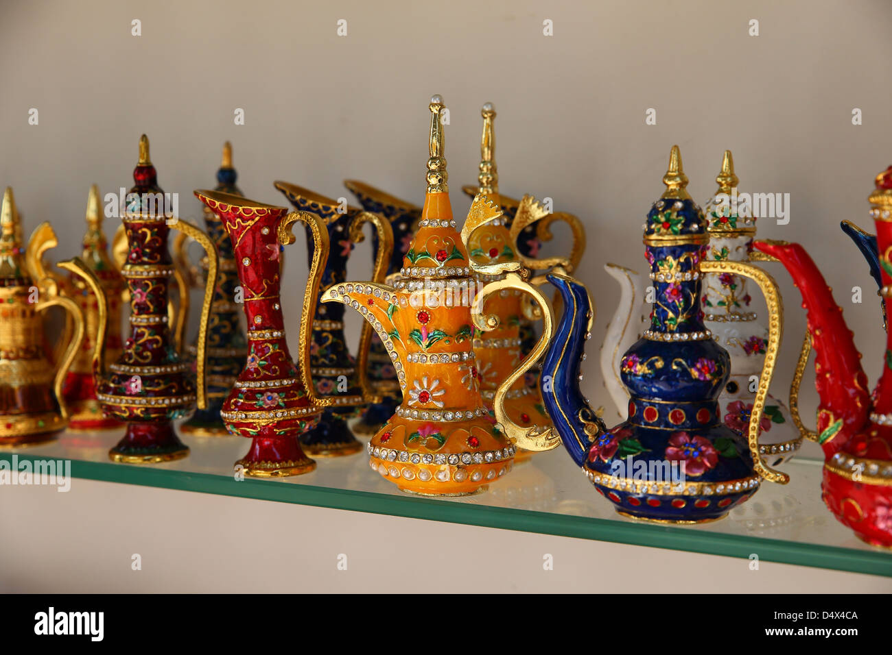 Kleines Souvenir Teekannen am Markt in Dubai, Vereinigte Arabische Emirate Stockfoto
