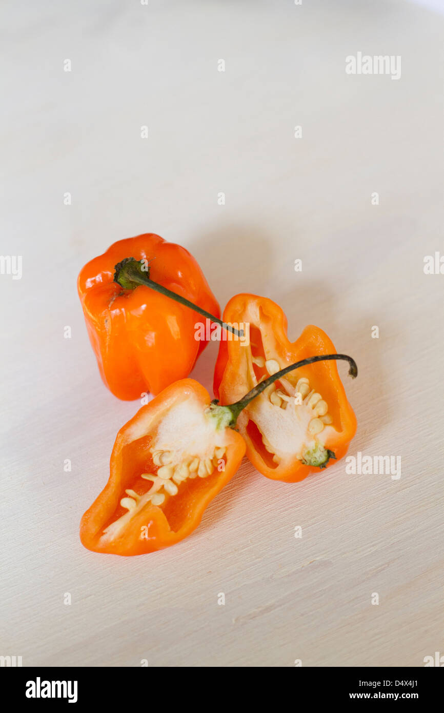 Ganze und halbierte Habanero Stockfoto