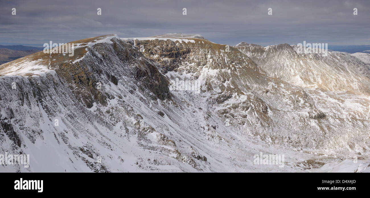 Hohe Felsen und Nethermost Hechte im Winter im englischen Lake District, mit Striding Edge und Lakelandpoeten im Hintergrund Stockfoto