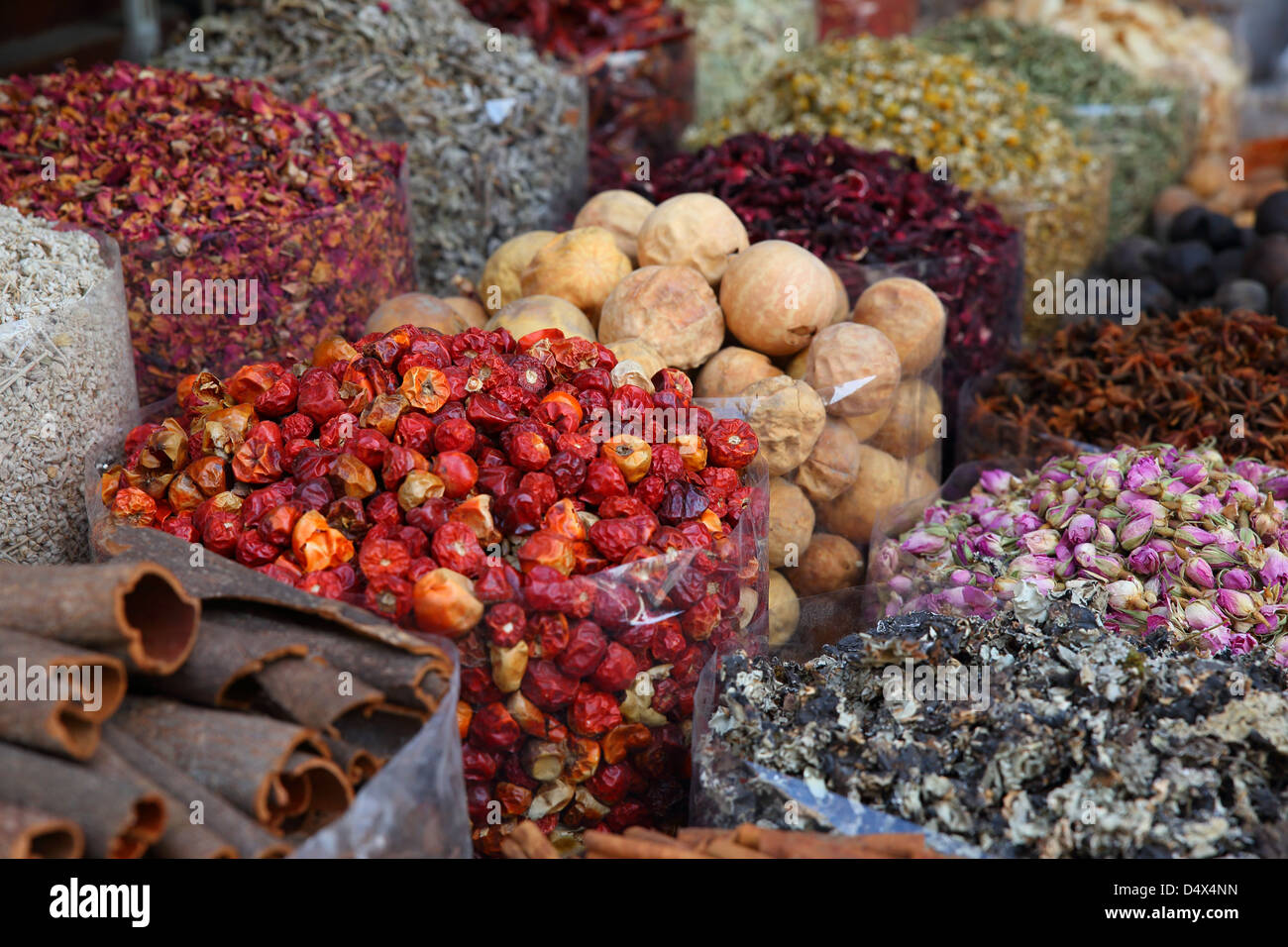 Taschen von bunten Gewürzen am Markt Souk in Dubai, Vereinigte Arabische Emirate Stockfoto