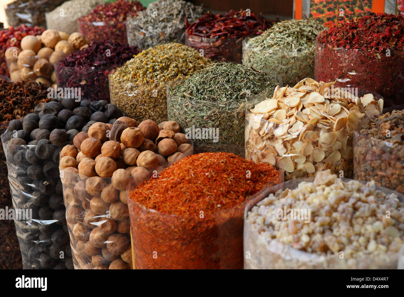 Taschen von bunten Gewürzen am Markt Souk in Dubai, Vereinigte Arabische Emirate Stockfoto