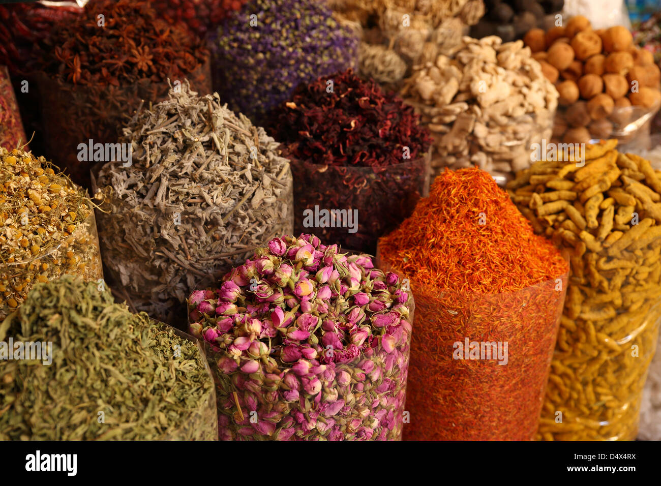 Taschen von bunten Gewürzen am Markt in Dubai, Vereinigte Arabische Emirate Stockfoto