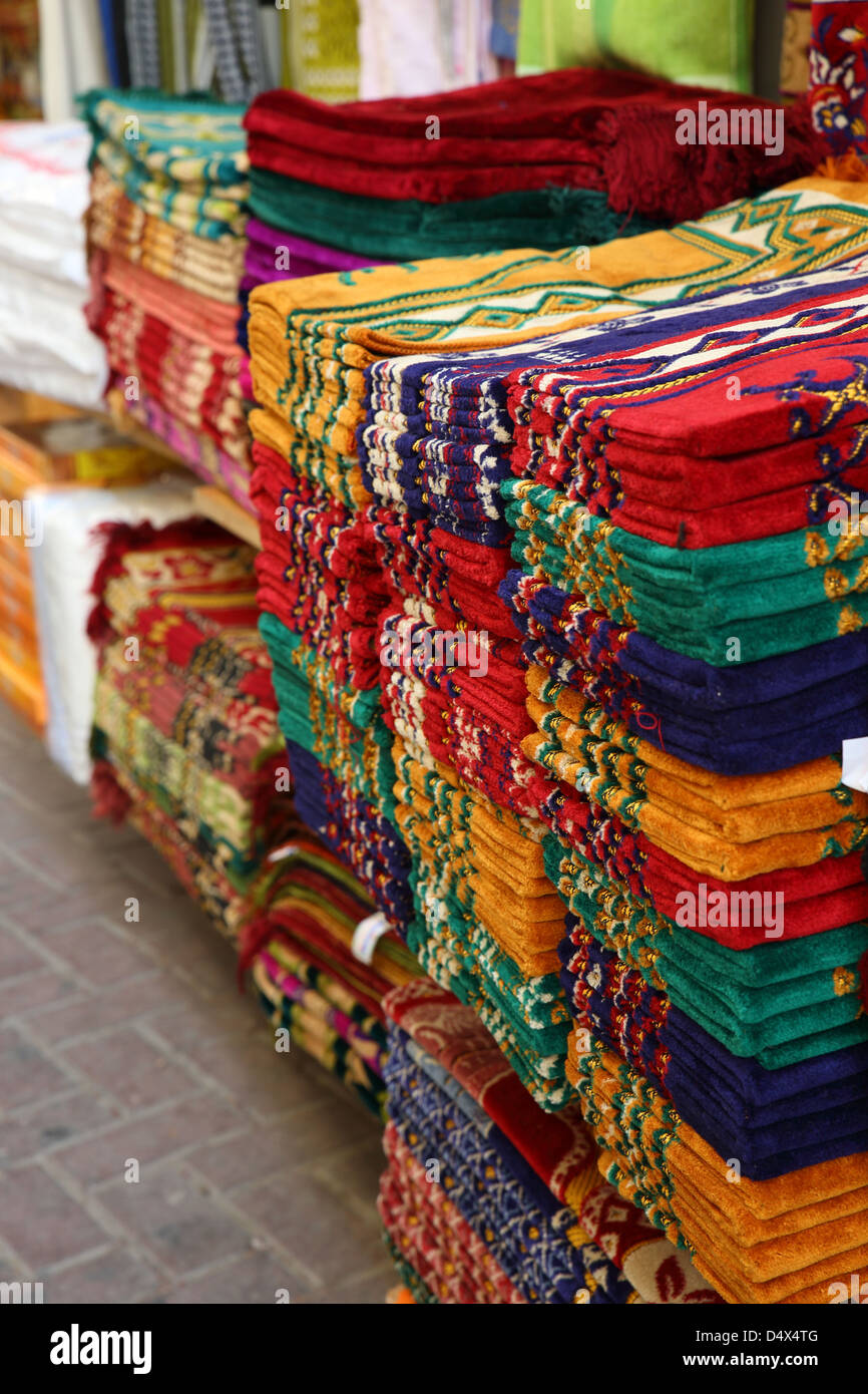 Closeup Aufnahme von reich verzierten Textilien am Markt in Dubai, Vereinigte Arabische Emirate Stockfoto