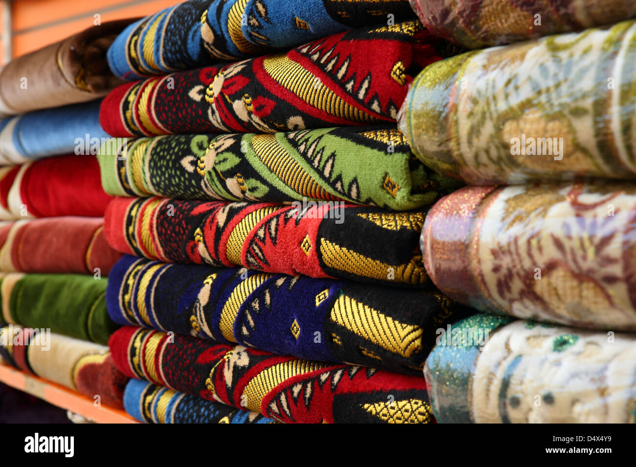 Closeup Aufnahme von kunstvollen Teppiche und Textilien am Markt in Dubai, Vereinigte Arabische Emirate Stockfoto