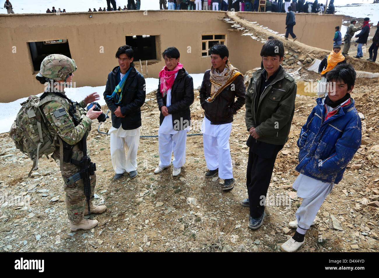 US-Armee Sgt. Jessi Ann McCormick Gespräche mit lokalen Afghanen während einer Patrouille 16. März 2013 im Siya Boghal Dorf in Khas Uruzgan, Afghanistan. Stockfoto