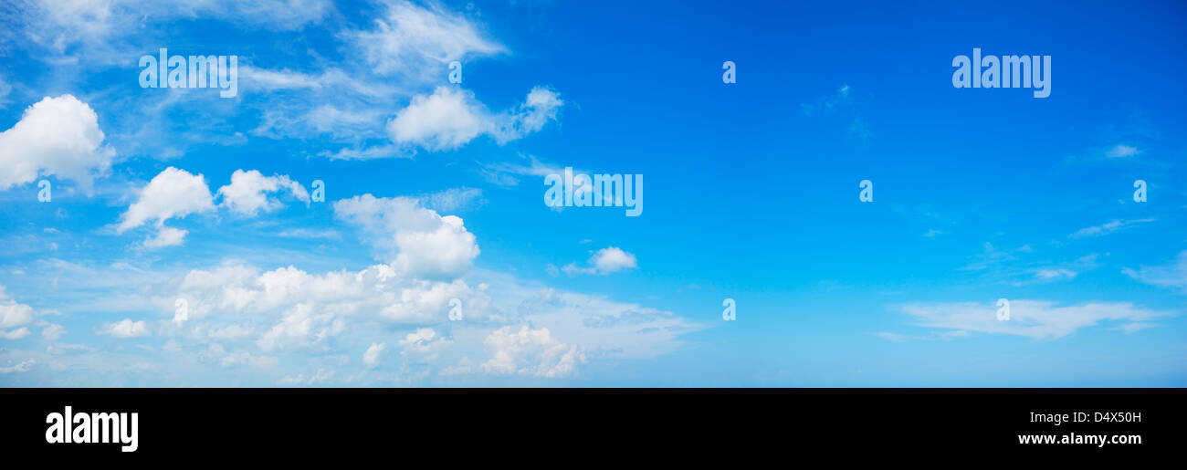 Panorama von einem blauen Wolkenhimmel Stockfoto