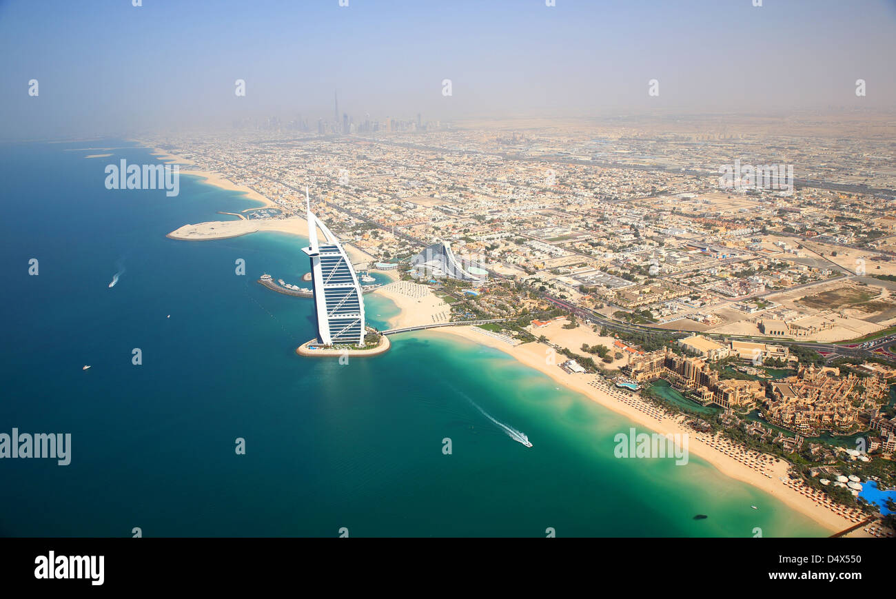 Luftbild von Jumeirah Strand und Hotel Burj Al Arab, Dubai, Vereinigte Arabische Emirate Stockfoto