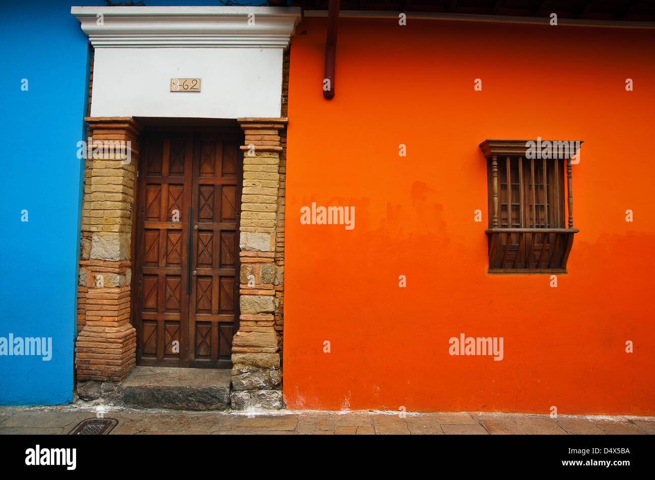 Eine spanische Kolonial Orange und blau Wand im Stadtteil La Candelaria in Bogota, Kolumbien. Stockfoto