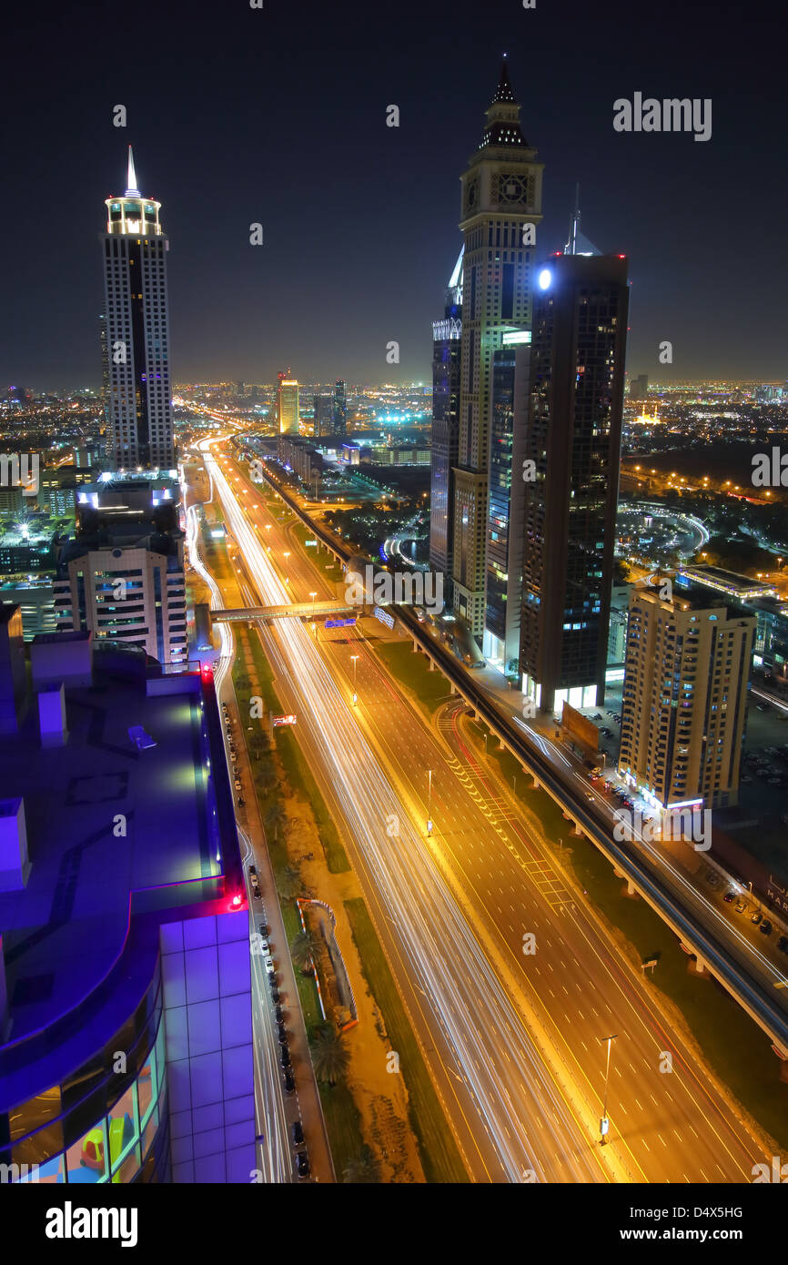 Hochhäuser entlang der Sheikh Zayed Road in der Nacht, Dubai, Vereinigte Arabische Emirate Stockfoto