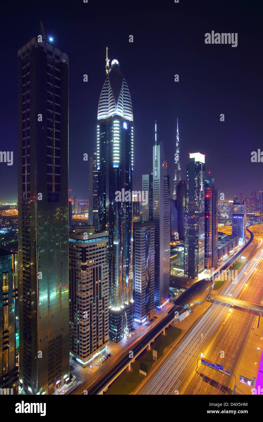 Hochhäuser entlang der Sheikh Zayed Road in der Nacht, Dubai, Vereinigte Arabische Emirate Stockfoto