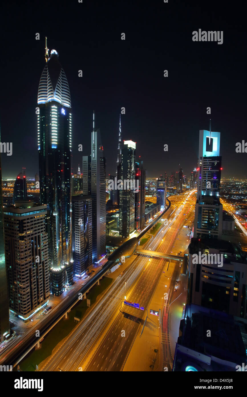 Hochhäuser entlang der Sheikh Zayed Road in der Nacht, Dubai, Vereinigte Arabische Emirate Stockfoto