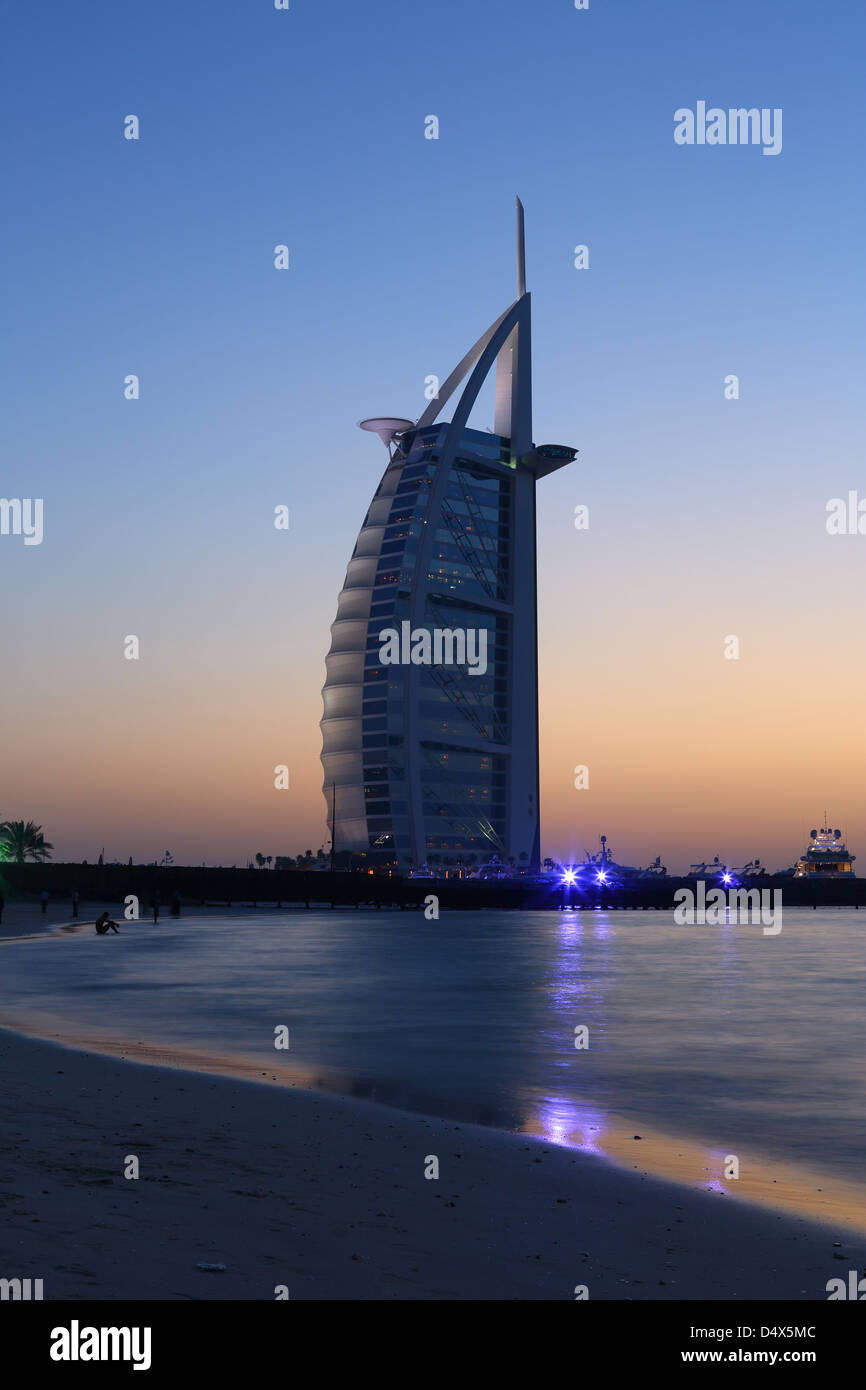 Strand von Jumeirah und Burj Al Arab Hotel in der Abenddämmerung, Dubai, Vereinigte Arabische Emirate Stockfoto