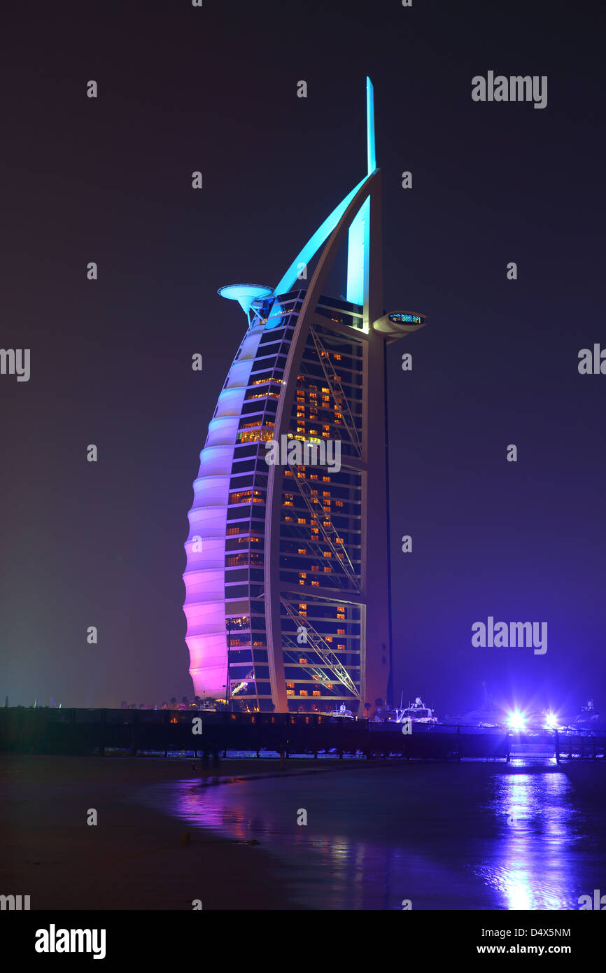 Burj Al Arab bei Nacht, Dubai, Vereinigte Arabische Emirate Stockfoto