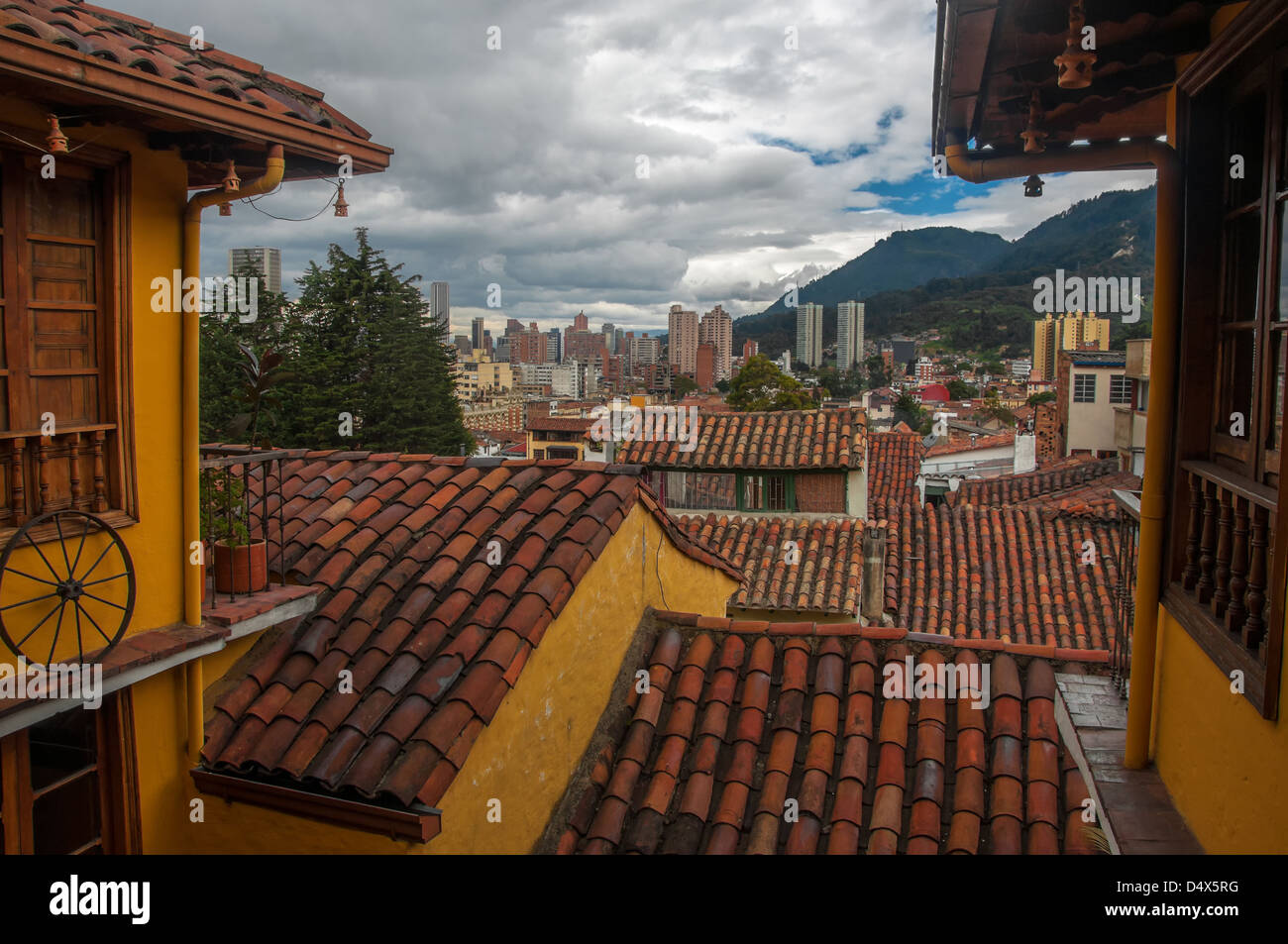 Die Innenstadt von Bogota, Kolumbien gesehen aus dem historischen Viertel von Candelaria Stockfoto