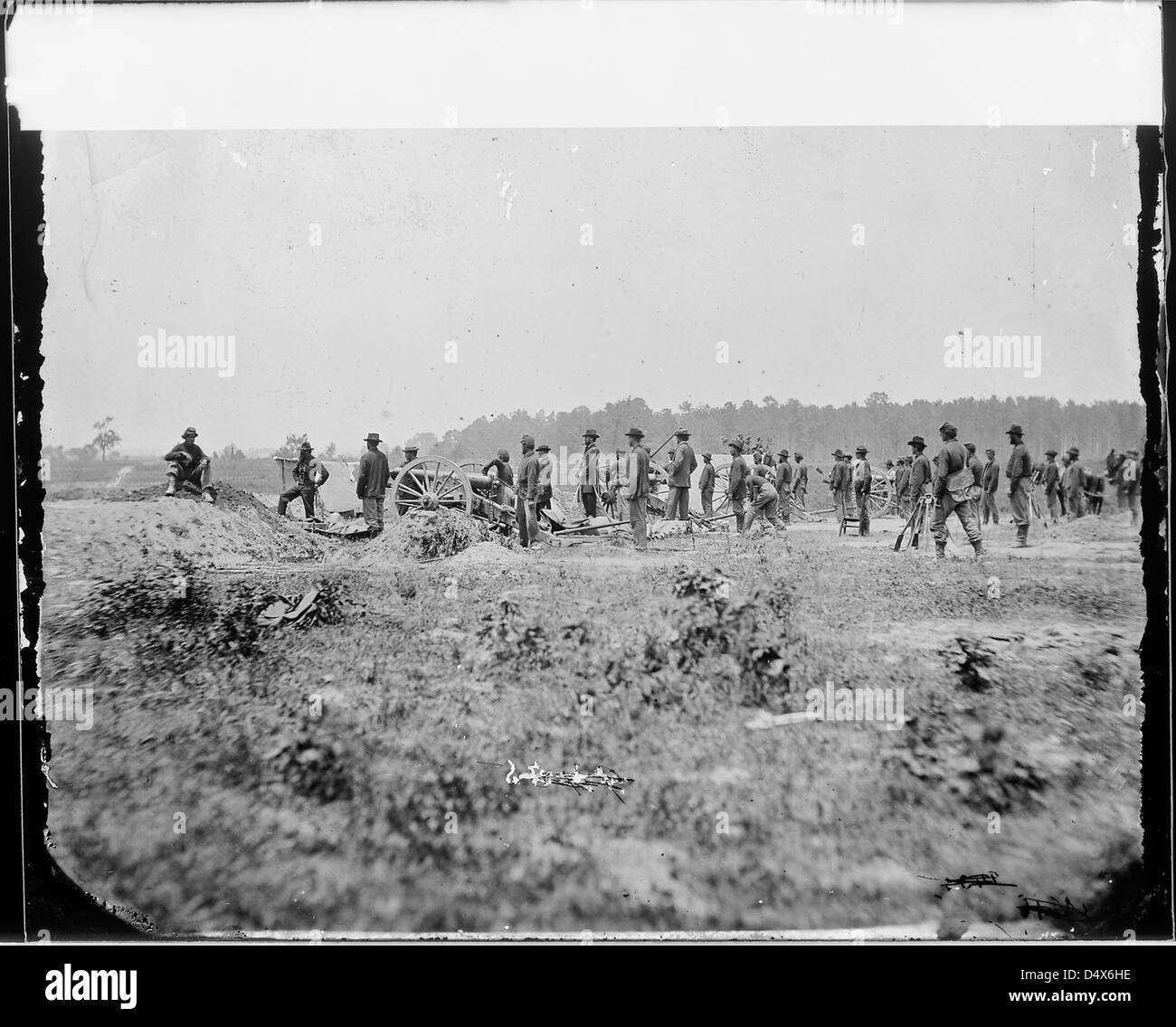 Ein Foto von Mathew Brady zeigt eine Batterie aus dem Bürgerkrieg während einer Übung, wobei Brady selbst in der Mitte steht und einen Moment der militärischen Ausbildung während des Amerikanischen Bürgerkriegs festnimmt. Stockfoto
