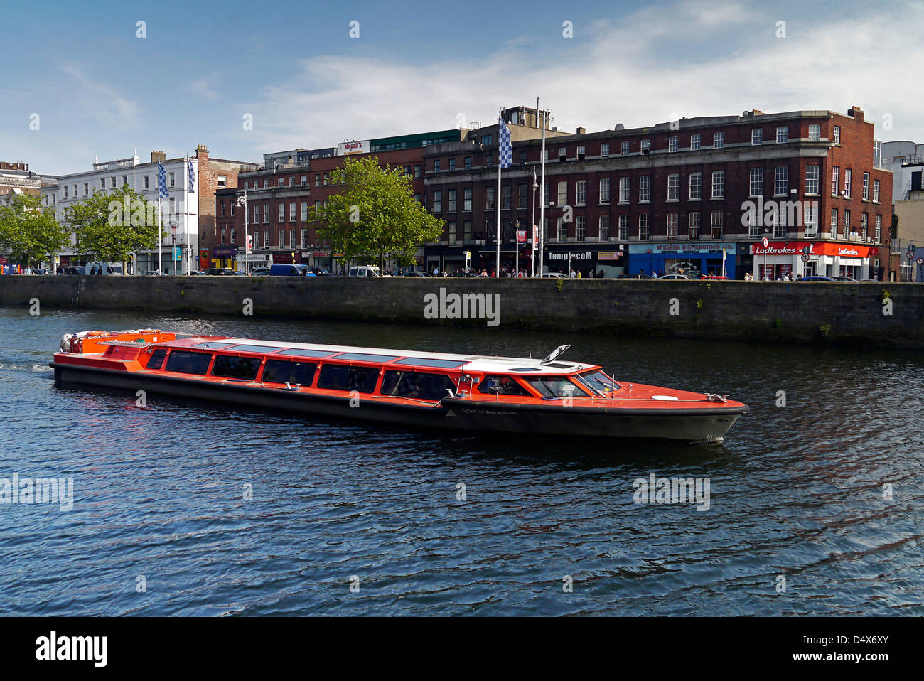 Geist der Docklands Ausflugsschiff am Fluss Liffey in Dublin Stockfoto