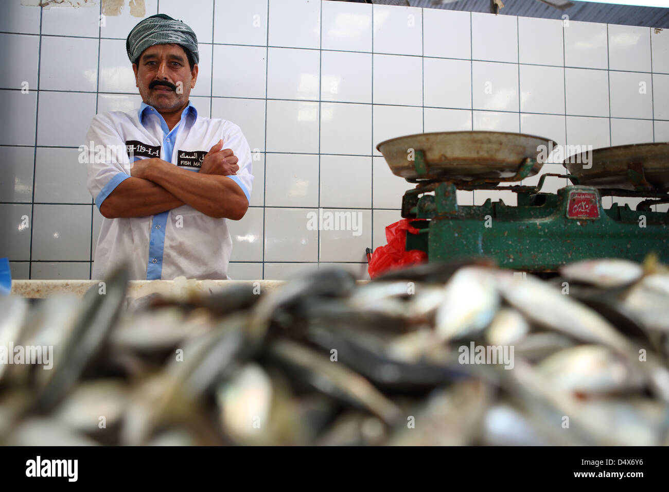 Porträt des Mannes am Fischmarkt, Dubai, Vereinigte Arabische Emirate Stockfoto