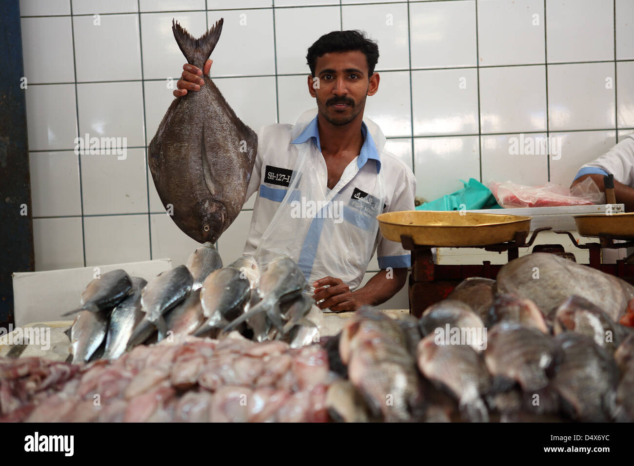 Mann, der Fisch am Markt in Dubai, Vereinigte Arabische Emirate Stockfoto