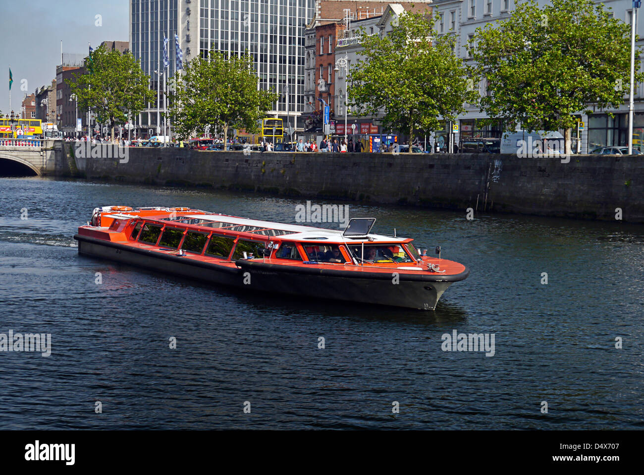 Geist der Docklands Ausflugsschiff am Fluss Liffey in Dublin Stockfoto